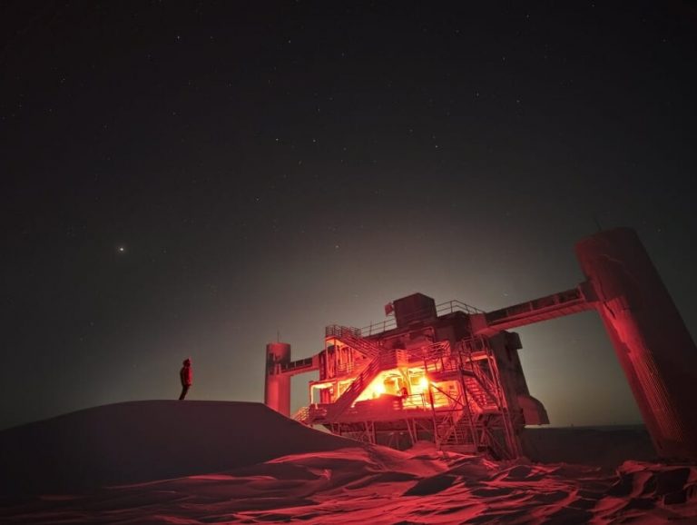 被照亮的冰立方天文台，后面是夜空