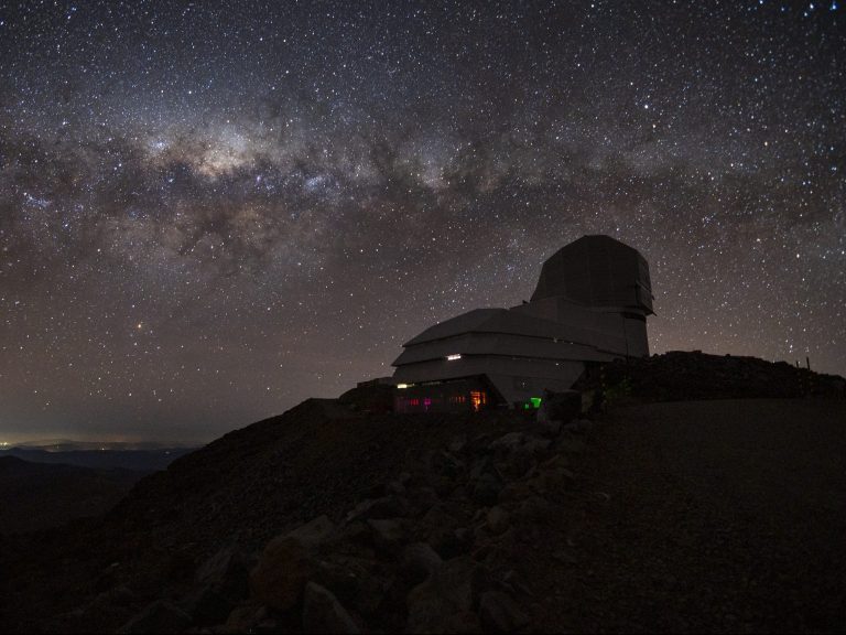 一个夜晚在山顶上的宇宙学研究天文台，在夜空中可以看到银河系