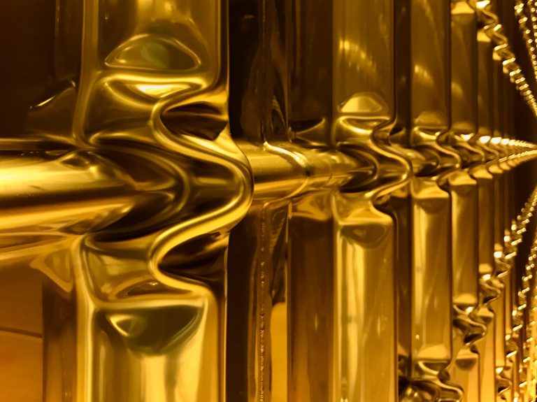 金属管的金色漩涡