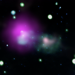 一幅大部分是黑色的太空图像，有一些小的白色的失焦恒星，一个大的模糊的粉红色斑点部分重叠在一个绿色的无定形幽灵上